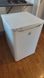 Wit tafelmodel koelkast met vriesvak, merk Indesit, Gebruikt, 100 tot 150 liter, Energieklasse A of zuiniger, 45 tot 60 cm