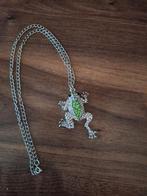 Zilverkleurige ketting met hanger met kikker met steentjes., Overige materialen, Met strass, Ophalen of Verzenden, Zo goed als nieuw