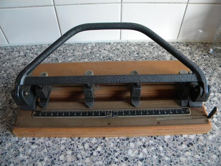 LEITZ PERFORATOR OUD - 4 GAATS VERSTELBAAR INDUSTRIEEL, Antiek en Kunst, Antiek | Kantoor en Zakelijk, Ophalen of Verzenden