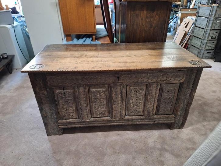 Grote antieke kist 1726 snijwerk gestoken goede staat kast, Huis en Inrichting, Woonaccessoires | Kisten, Gebruikt, 75 cm of meer