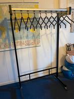 Kledingrek op wieltjes, Huis en Inrichting, Woonaccessoires | Kapstokken, Ophalen, Zo goed als nieuw, Hout, Staande kapstok