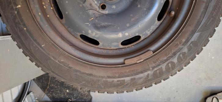 Citoen c3 Winterband op velg  goodyear ultra 8   185 65 15, Auto diversen, Autosport-onderdelen, Ophalen of Verzenden