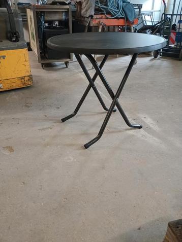 Ronde tafel met metalen poten beschikbaar voor biedingen