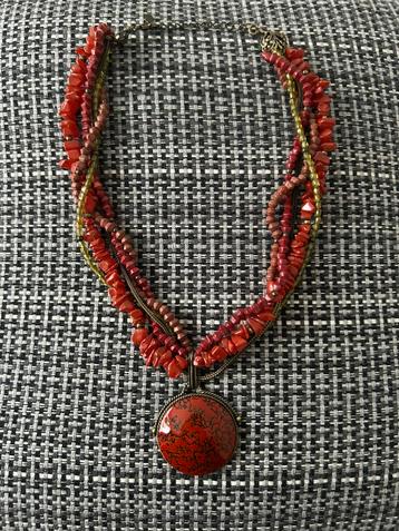 Monet ketting met rode steen in de hanger beschikbaar voor biedingen