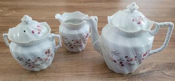 Oude brocante suikerpot, melkkannetje en thee (koffie) pot beschikbaar voor biedingen