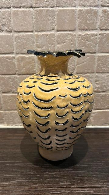 Studio Pottery handgesigneerd Ananas  Vaas beschikbaar voor biedingen