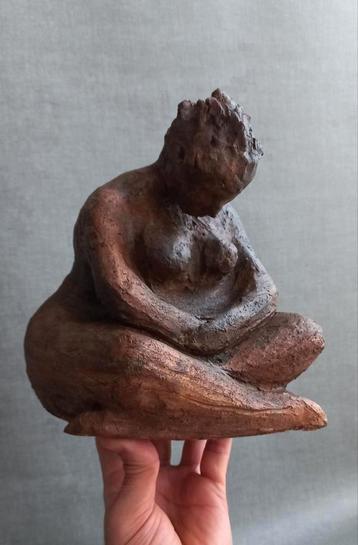 Art Deco Keramische naakt sculptuur aardewerk dikke vrouw beschikbaar voor biedingen