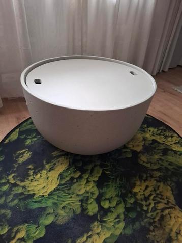 Ronde stenen tafel met deksel beschikbaar voor biedingen