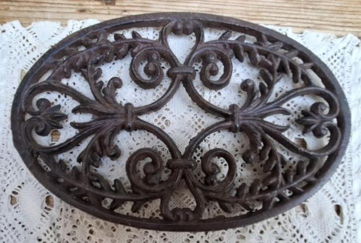  Franse brocante ovale sierlijke gietijzeren onderzetter, Antiek en Kunst, Curiosa en Brocante, Ophalen of Verzenden