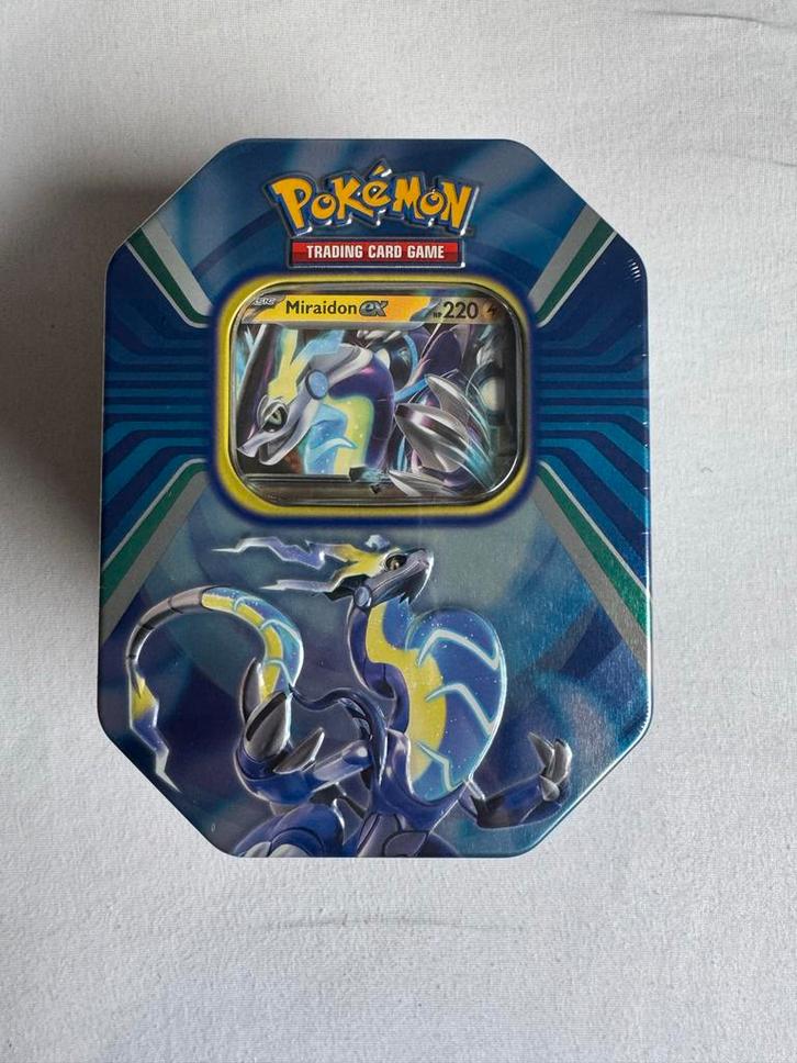 Pokemon Paldea Legends Tin - Miraidon ex, Hobby en Vrije tijd, Verzamelkaartspellen | Pokémon, Nieuw, Overige typen, Foil, Ophalen of Verzenden