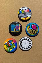 THEMA: 80s LOGO buttons pins Symbolen testbeeld Kubus MTV, Verzenden, Nieuw, Button