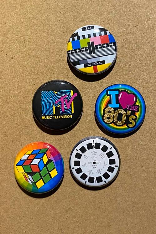 THEMA: 80s LOGO buttons pins Symbolen testbeeld Kubus MTV, Verzamelen, Speldjes, Pins en Buttons, Nieuw, Button, Verzenden