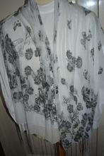 shawl, langwerpig wit shawltje met zwart bloem/vlinder patro, Ophalen of Verzenden, Zo goed als nieuw, Sjaal