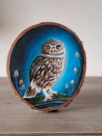 Steenuil schilderij op hout - boomschijf handgeschilderd beschikbaar voor biedingen
