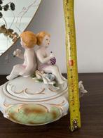 Vintage Biscuit porseleinen dekseldoos met putti’s, Antiek en Kunst, Ophalen of Verzenden