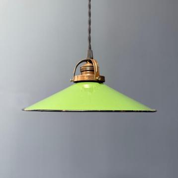 Groen emaille hanglamp met messing armatuur oud antiek beschikbaar voor biedingen