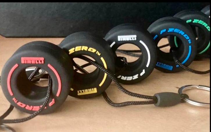 Sleutelhanger band formule1 pirelli pzero f1 €10/5, Verzamelen, Automerken, Motoren en Formule 1, Zo goed als nieuw, Ophalen of Verzenden