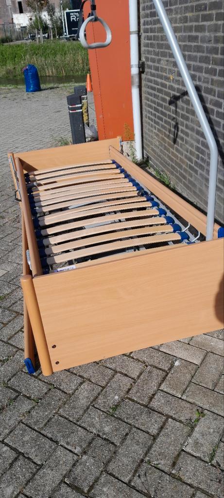 Senioren Hoog Laag Bed ,Optrekbeugel evt. bezorgen in overl, Huis en Inrichting, Slaapkamer | Bedden, Ophalen