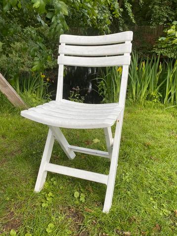 4 Opklapbare witte tuinstoelen  beschikbaar voor biedingen