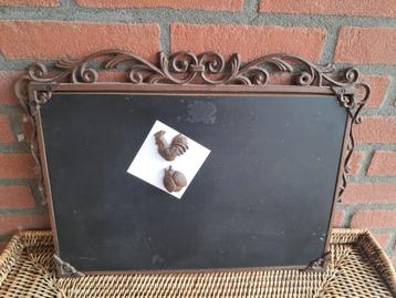 Mooie gietijzer memobord met magneetjes van gietijzer.  beschikbaar voor biedingen