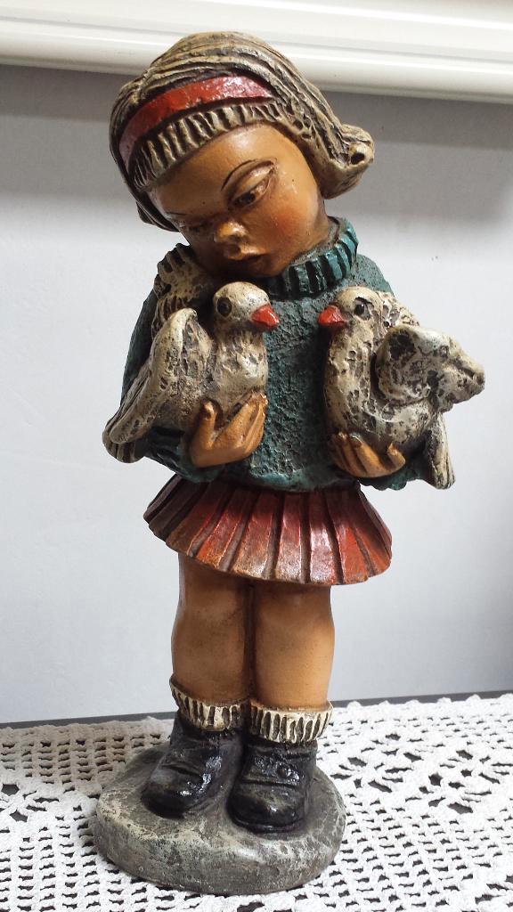 Retro Beeldje MEISJE met DUIFJES ~ Hoog 22 cm ~ Seventies, Verzamelen, Beelden en Beeldjes, Gebruikt, Mens, Ophalen of Verzenden