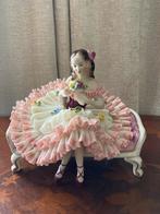 Aelteste volkstedt saksisch dresden porselein dame op bankje, Ophalen