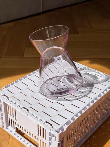 Tilted roze karaf van glas beschikbaar voor biedingen