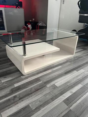 Moderne salontafel met glazen blad beschikbaar voor biedingen