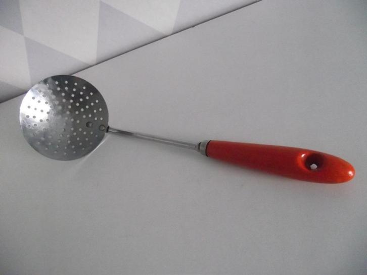 vintage RVS schuimspaan oranje houten handvat England 30 cm, Antiek en Kunst, Antiek | Bestek, Ophalen of Verzenden