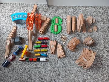 Speelgoed houten treinbaan rails (elect) treinen bruggen beschikbaar voor biedingen