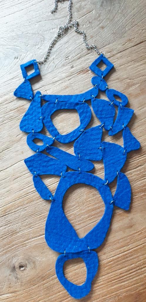 Unieke en bijzondere blauwe vilten ketting, Sieraden, Tassen en Uiterlijk, Kettingen, Nieuw, Overige materialen, Blauw, Verzenden
