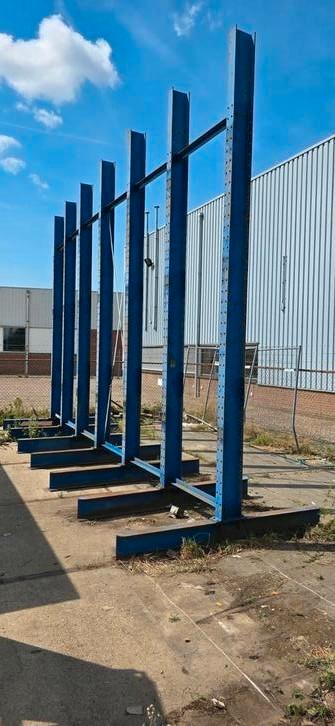 Draagarmstelling gebruikt. 7 Staanders 4.8m. Dubbel / enkel beschikbaar voor biedingen