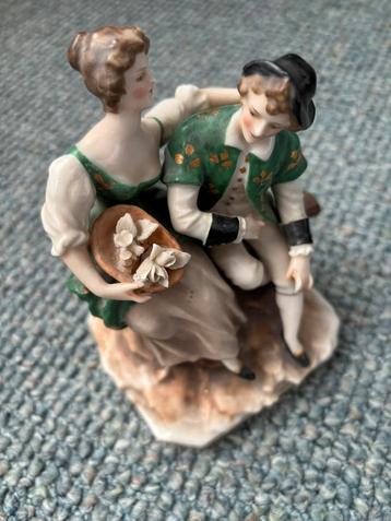 Romantisch beeldje capodimonte beschikbaar voor biedingen