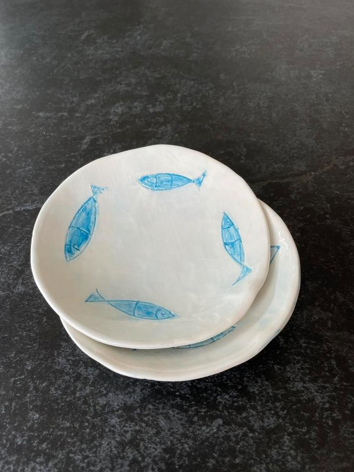 Twee handgemaakte schitels, schaaltjes, vissen, Huis en Inrichting, Keuken | Servies, Nieuw, Schaal of Schalen, Overige stijlen