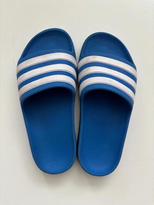 Adidas slippers - Maat 34 zien er goed uit, Kinderen en Baby's, Kinderkleding | Schoenen en Sokken, Gebruikt, Schoenen, Ophalen of Verzenden