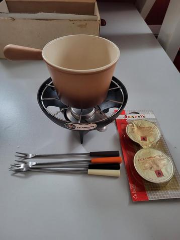 Vintage Le Creuset fondueset met brander vorkjes, ongebruikt beschikbaar voor biedingen