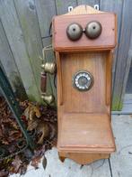 erg mooie antieke telefoon op plank, Ophalen