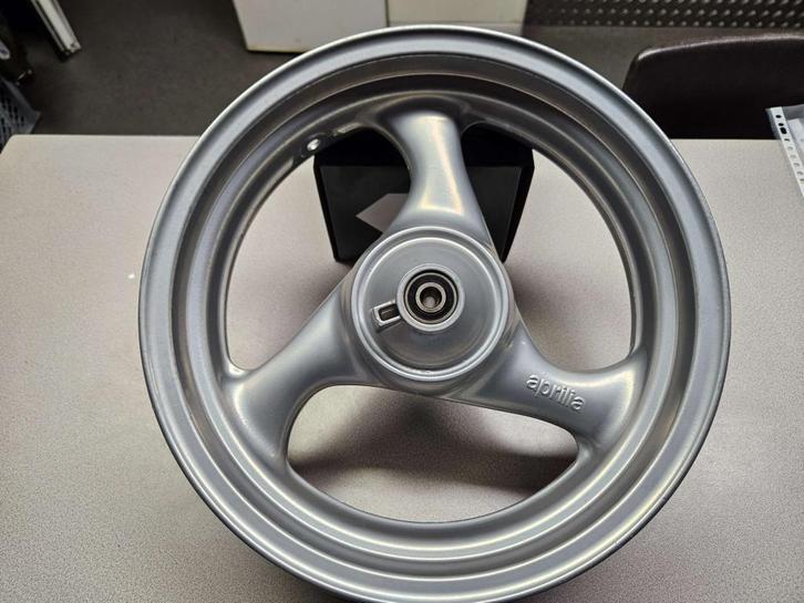 Voorwiel zilver Aprilia Sr Viper - Urban - max. Nieuw NOS, Fietsen en Brommers, Brommeronderdelen | Scooters, Nieuw, Aprilia, Overige typen