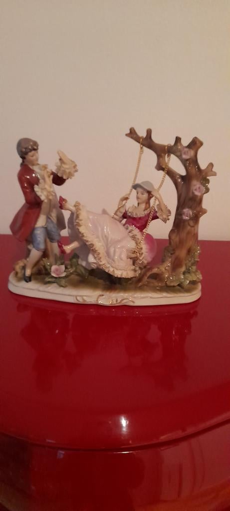 Romantisch Porseleinen Beeldje - Man en Vrouw op Schommel, Antiek en Kunst, Antiek | Keramiek en Aardewerk, Ophalen