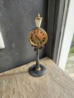 Prachtige kleine Rhythm Moulin Rouge tafelwekker met straatl, Antiek en Kunst, Antiek | Klokken, Ophalen of Verzenden