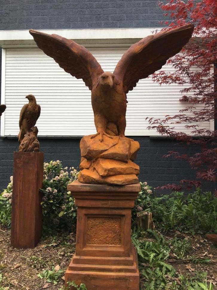 Zeer forse adelaar oxide steen, Tuin en Terras, Tuinbeelden, Nieuw, Dierenbeeld, Steen, Ophalen of Verzenden