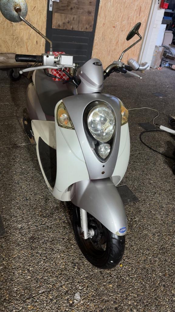 Nette SYM Mio snor 25kmpu, Fietsen en Brommers, Scooters | SYM, Zo goed als nieuw, Mio, Maximaal 25 km/u, Benzine, Ophalen