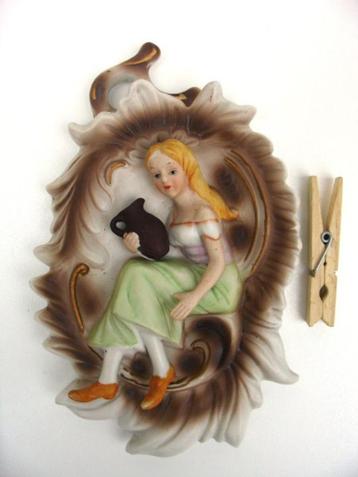 Wanddecoratie 3-D meisje met kan beschikbaar voor biedingen