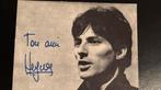 Hugues Aufray fankaart met echte handtekening, discografie, Ophalen of Verzenden, 1980 tot heden, Ongelopen, Sterren en Beroemdheden