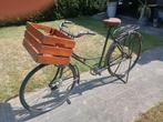 Oude damesfiets met houten spatborden, Ophalen