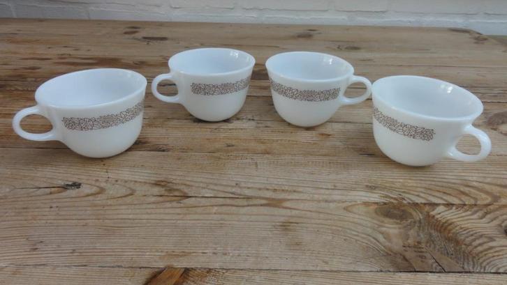 4 grote vintage Pyrex koppen, bruine bloemen, Corning U.S.A., Huis en Inrichting, Keuken | Servies, Zo goed als nieuw, Kop(pen) en/of Schotel(s)