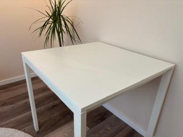 Tafel beschikbaar voor biedingen
