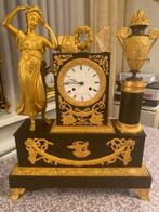 bronzen gepatineerde pendule datering 1820-1830, Antiek en Kunst, Antiek | Klokken, Ophalen of Verzenden