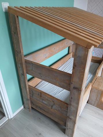 Steigerhouten bed met dakje beschikbaar voor biedingen