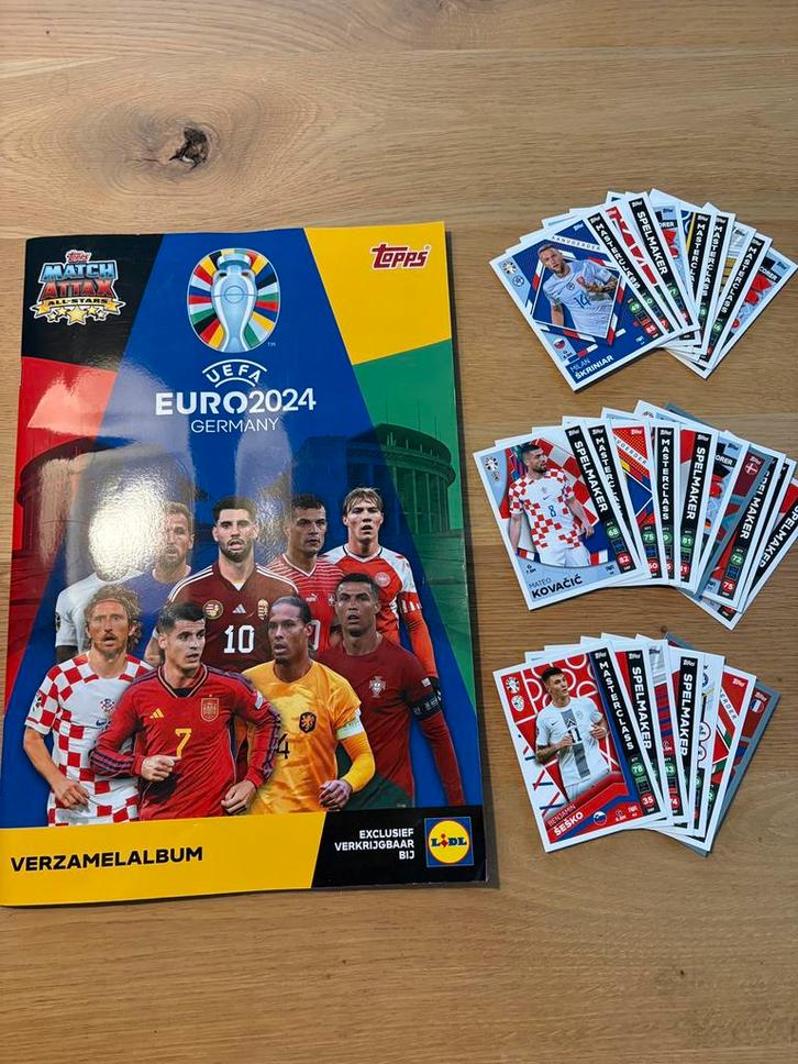 UEFA Euro 2024 Match Attax All Stars album – bijna compleet, Verzamelen, Sportartikelen en Voetbal, Zo goed als nieuw, Poster, Plaatje of Sticker